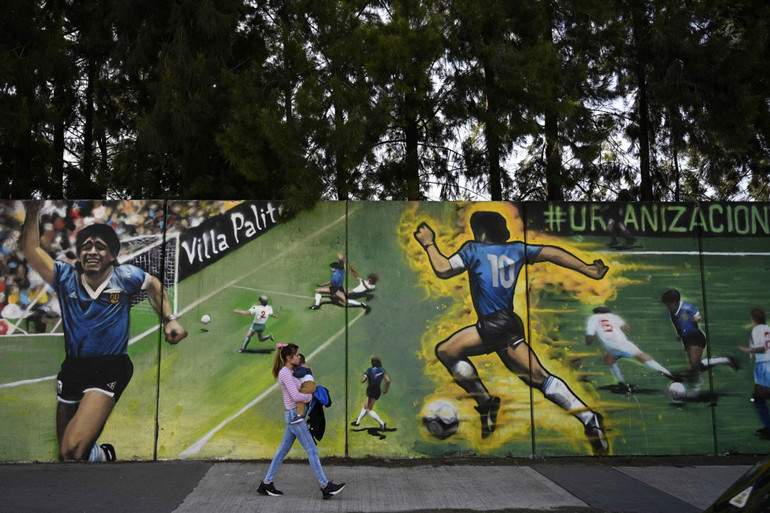 Hình ảnh Maradona trên bức tường tại TP San Justo, Argentina, tháng 10-2020. (Ảnh: Getty Images) Cuộc đời và sự nghiệp của huyền thoại Maradona qua ảnh -0