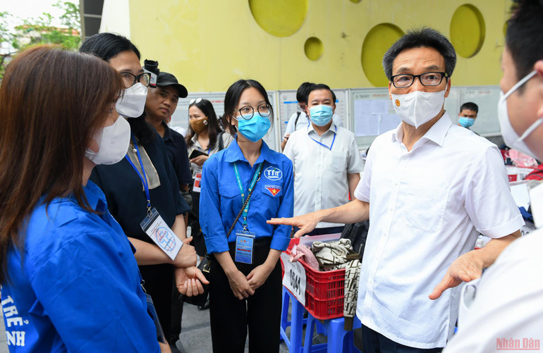 Phó Thủ tướng Vũ Đức Đam kiểm tra Kỳ thi tốt nghiệp THPT năm 2022 tại Hà Nội -0