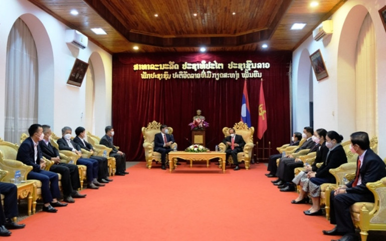 Bí thư, Tỉnh trưởng tỉnh Luangprabang Khamkhan Chanthavisuk (phải) chân thành cảm ơn sự giúp đỡ của Việt Nam luôn dành cho Lào. (Ảnh: Tổng Lãnh sự quán Việt Nam tại Luang Prabang) Tổng Lãnh sự quán Việt Nam tại Luang Prabang chúc mừng 46 năm Quốc khánh Lào -0