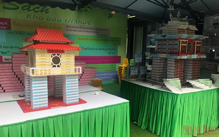 Hưởng ứng cuộc thi xếp mô hình bằng sách. 5 năm Phố Sách Hà Nội: “Chúng tôi vừa học vừa làm” -0