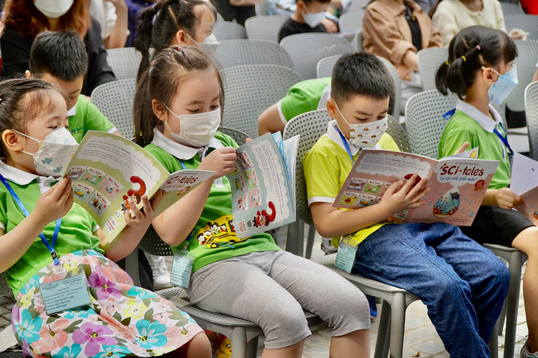 Các bạn nhỏ tò mò với bộ sách. Tìm hiểu thế giới với bộ sách “Ehon” khoa học thuần Việt -0