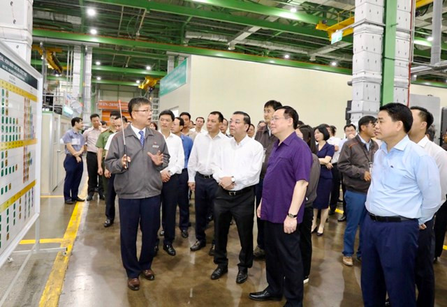 Bí thư Thành ủy Vương Đình Huệ và các đại biểu tham quan dây chuyền sản xuất tại Nhà máy Hanwha Aero Engines (Khu công nghệ cao Hòa Lạc). Tạo điều kiện để thu hút đầu tư vào Khu công nghệ cao Hòa Lạc -0