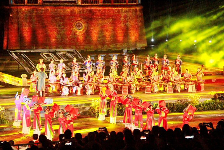 Huế xứng tầm là trung tâm văn hóa, du lịch đặc sắc của cả nước. "Bài thơ đô thị Huế" là sự kết nối giữa bảo tồn và phát triển, giữa truyền thống và hiện đại. Khai mạc Tuần lễ Festival Huế 2022 -0