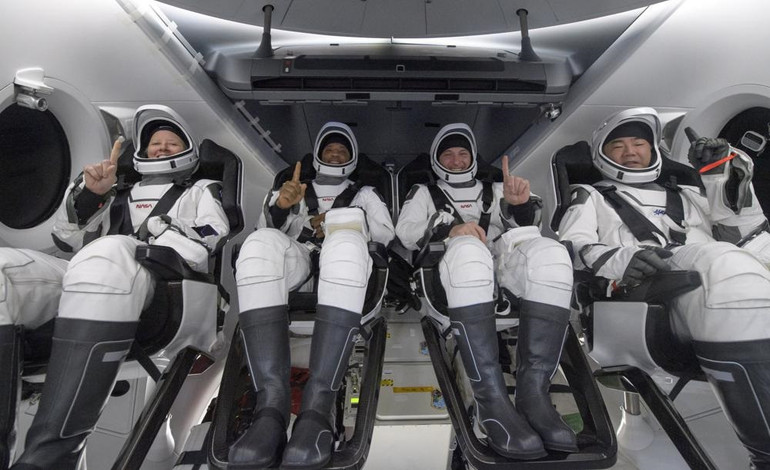 Các phi hành gia từ trái sang phải, Walker, Glover, Hopkins và Noguchi. Ảnh: NASA. SpaceX đưa bốn phi hành gia trở về Trái đất trong đêm -0