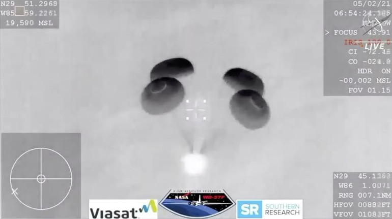 Máy ảnh hồng ngoại đã chụp tàu vũ trụ khi bốn chiếc dù được bật ra. Nguồn: NASA TV. SpaceX đưa bốn phi hành gia trở về Trái đất trong đêm -0