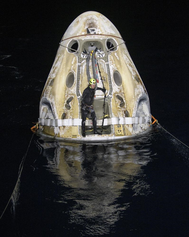 Tàu vũ trụ Crew Dragon được thu hồi sau khi hạ cánh trên biển. Ảnh: NASA. SpaceX đưa bốn phi hành gia trở về Trái đất trong đêm -0