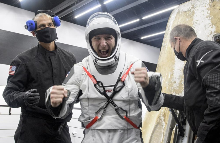 Phi hành gia Mike Hopkins của NASA được giúp đỡ ra khỏi tàu vũ trụ Crew Dragon của SpaceX. Ảnh: NASA. SpaceX đưa bốn phi hành gia trở về Trái đất trong đêm -0
