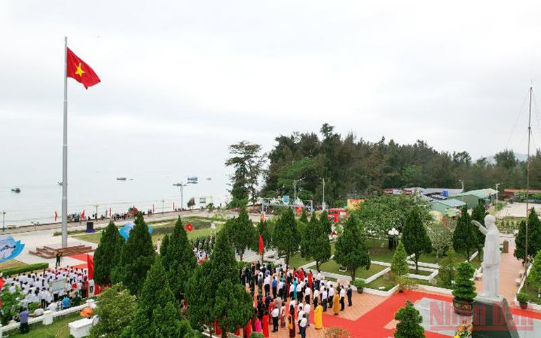 Cột cờ chủ quyền trên đảo Cô Tô là biểu tượng trường tồn cho khí phách của dân tộc ta và khẳng định chủ quyền biển đảo thiêng liêng của Việt Nam. Lễ thượng cờ và khánh thành Cột cờ trên đảo Cô Tô -0
