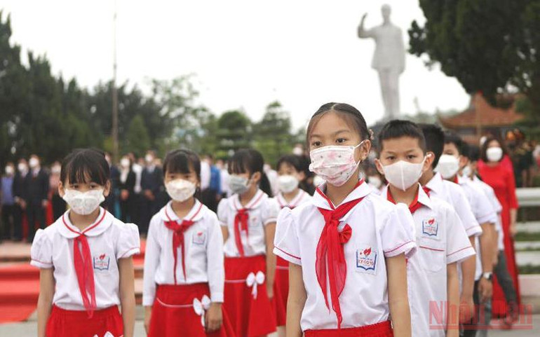 Cột cờ chủ quyền trên đảo Cô Tô có ý nghĩa giáo dục sâu sắc cho các thế hệ mai sau. Lễ thượng cờ và khánh thành Cột cờ trên đảo Cô Tô -0