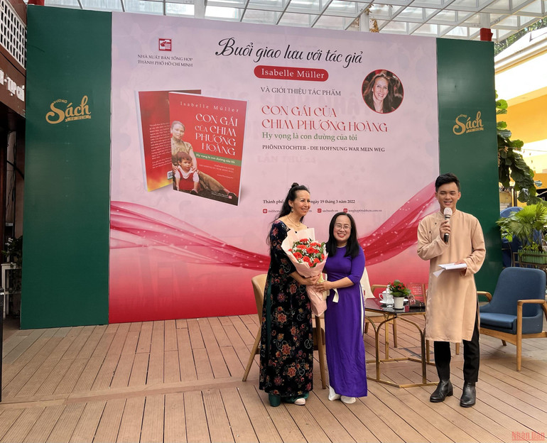Ra mắt sách  “Con gái của chim Phượng hoàng - Hy vọng là con đường của tôi” -0