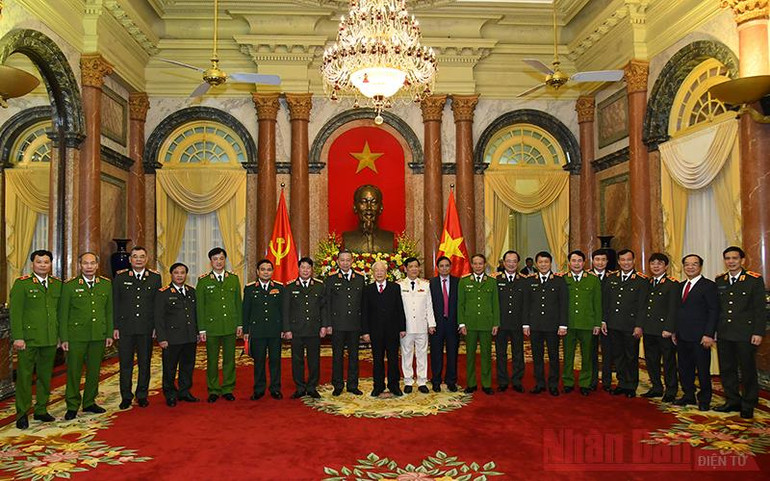 Tổng Bí thư, Chủ tịch nước Nguyễn Phú Trọng với các đồng chí lãnh đạo Đảng, Nhà nước và Bộ Công an. Tổng Bí thư, Chủ tịch nước Nguyễn Phú Trọng trao Quyết định thăng quân hàm Thượng tướng cho Thứ trưởng Công an -0
