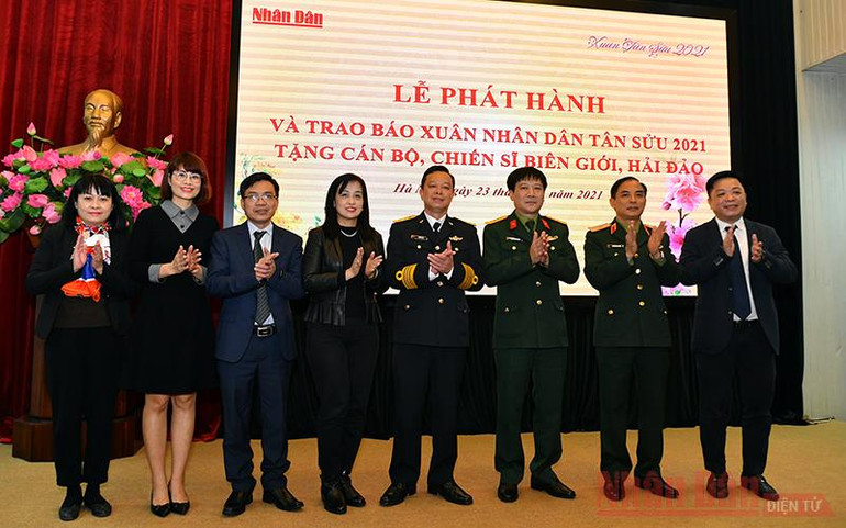 Đồng chí Quế Đình Nguyên cùng đại diện một số đơn vị tặng báo trao tặng báo Xuân cho đại diện các đơn vị nhận báo. Trao hơn 50.000 ấn phẩm báo Xuân Nhân Dân Tân Sửu 2021 tặng các chiến sĩ làm nhiệm vụ nơi biên giới, hải đảo -0