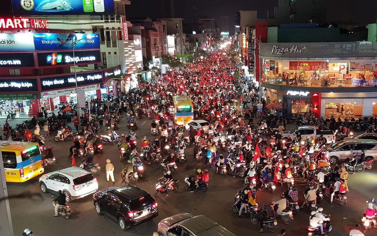 Người dân đổ ra đường ăn mừng U23 Việt Nam vô địch SEA Games 31 ảnh 28 Người dân đổ ra đường ăn mừng U23 Việt Nam vô địch SEA Games 31 -0