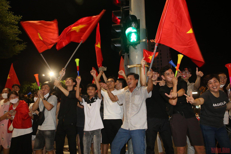 Người dân đổ ra đường ăn mừng U23 Việt Nam vô địch SEA Games 31 ảnh 27 Người dân đổ ra đường ăn mừng U23 Việt Nam vô địch SEA Games 31 -0