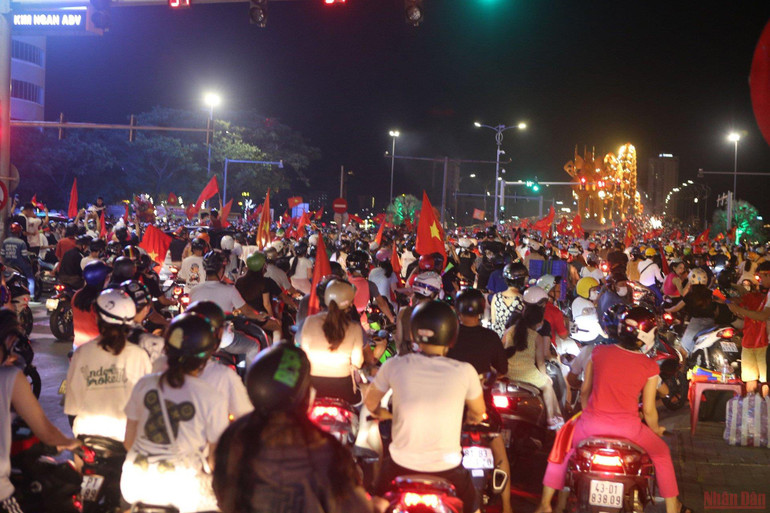 Người dân đổ ra đường ăn mừng U23 Việt Nam vô địch SEA Games 31 ảnh 26 Người dân đổ ra đường ăn mừng U23 Việt Nam vô địch SEA Games 31 -0