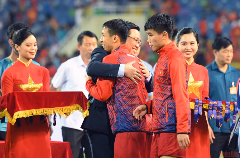Khoảnh khắc tuyệt vời tại lễ trao Huy chương Vàng bóng đá nam SEA Games 31 -0