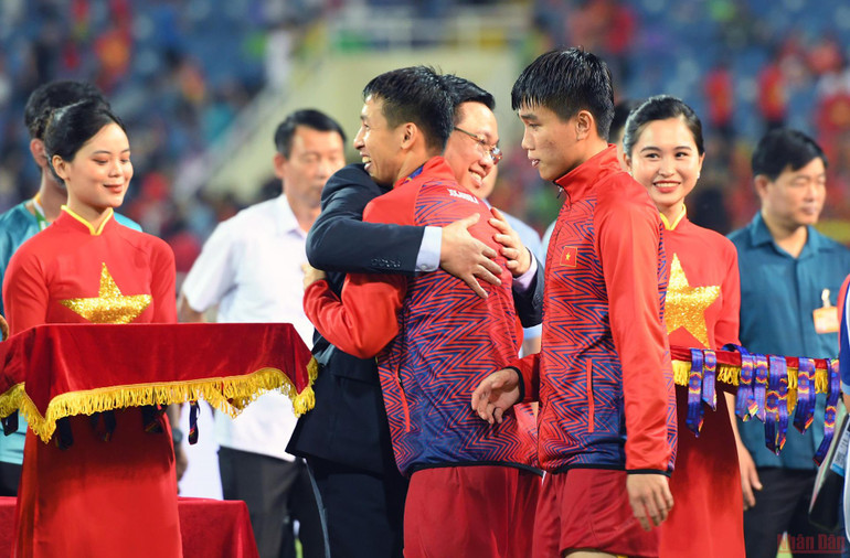Khoảnh khắc tuyệt vời tại lễ trao Huy chương Vàng bóng đá nam SEA Games 31 -0