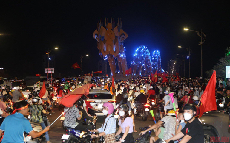 Người dân đổ ra đường ăn mừng U23 Việt Nam vô địch SEA Games 31 ảnh 25 Người dân đổ ra đường ăn mừng U23 Việt Nam vô địch SEA Games 31 -0