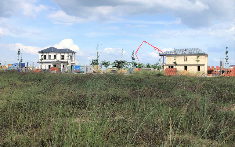 Nhiều ngôi nhà được người dân xây dựng trong khu tái định cư Lộc An - Bình Sơn. “Cò” đất tung hoành trong khu tái định cư sân bay Long Thành -0