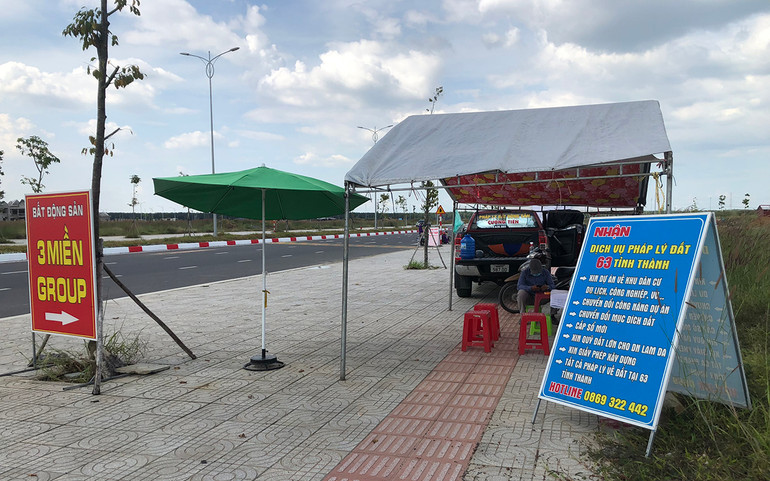 Nhiều điểm giao dịch mua bán đất tái định cư đã “mọc” lên tại khu tái định cư Lộc An - Bình Sơn. “Cò” đất tung hoành trong khu tái định cư sân bay Long Thành -0