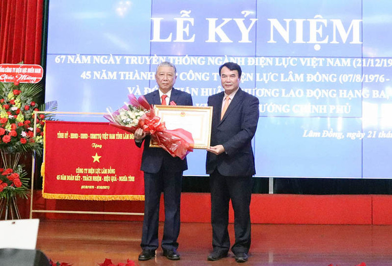 Lãnh đạo tỉnh Lâm Đồng trao Huân chương Lao động hạng Ba của Chủ tịch nước tặng ông Thái Đắc Toàn, Bí thư Đảng ủy, Giám đốc Công ty Điện lực Lâm Đồng. Ngành điện lực bàn giao 15 căn nhà đại đoàn kết tặng hộ nghèo Lâm Đồng -0