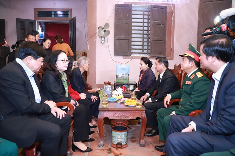 Chủ tịch Quốc hội Nguyễn Thị Kim Ngân dâng hương tại Khu di tích Kim Liên -0