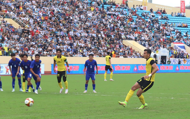 Razak thực hiện thành công quả 11m, san hòa 1-1 cho U23 Malaysia. (Ảnh: FAM) Mất quyền tự quyết ngôi đầu bảng B, U23 Malaysia nhiều khả năng chạm trán U23 Việt Nam ở bán kết -0