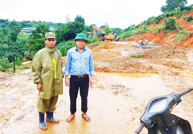 Phó Chủ tịch UBND tỉnh Lê Đức Tiến đang thị sát, tìm phương án giải phóng một điểm mới sạt lở đất. Đã xác định vị trí hai thi thể cuối cùng bị vùi lấp tại điểm sạt lở ở Đoàn 337 -0