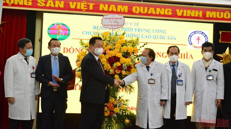 Đồng chí Nguyễn Trọng Nghĩa thăm, chúc mừng một số đơn vị nhân Ngày Thầy thuốc Việt Nam -0