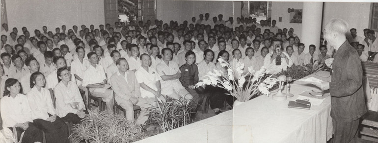 Chủ tịch Hồ Chí Minh với các nhà báo tại Đại hội III, Hội Nhà báo Việt Nam, năm 1962. (Nguồn: Bảo tàng Báo chí Việt Nam) Chủ tịch Hồ Chí Minh với người làm báo Việt Nam và bạn bè quốc tế -0