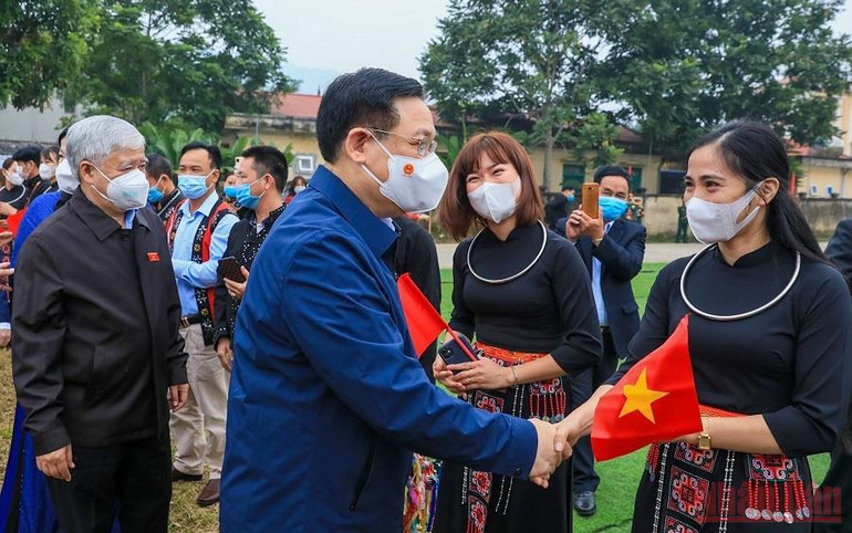 Trong không khí thắm tình đoàn kết, Chủ tịch Quốc hội Vương Đình Huệ cùng các đồng chí lãnh đạo Đảng, Nhà nước, MTTQ Việt Nam và tỉnh Thái Nguyên đã về chung vui Ngày hội Đại đoàn kết toàn dân tộc với nhân dân xóm Quyết Tâm. (Ảnh: DUY LINH) Chủ tịch Quốc hội Vương Đình Huệ dự Ngày hội Đại đoàn kết toàn dân tộc tại Thái Nguyên -0