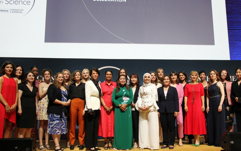 Giải thưởng của Quỹ L’Oréal và UNESCO là dịp để tôn vinh, động viên, khích lệ các nhà khoa học nữ tiếp tục theo đuổi niềm đam mê khoa học, và tiến xa hơn trên con đường nghiên cứu khoa học, ứng dụng kết quả nghiên cứu vào phục vụ cuộc sống. traogiai4-1655975813073.jpg