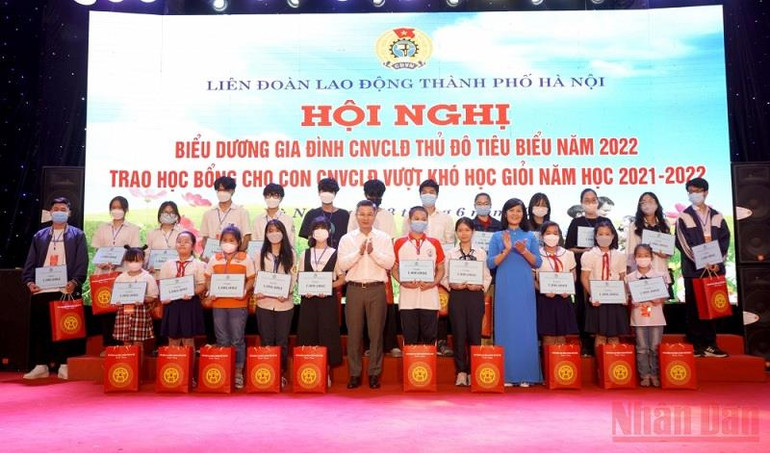 Liên đoàn lao động thành phố trao học bổng hỗ trợ con em công nhân viên chức lao động Thủ đô vượt khó, học giỏi năm học 2021-2022. Hà Nội biểu dương 100 gia đình công nhân, viên chức, lao động tiêu biểu -0