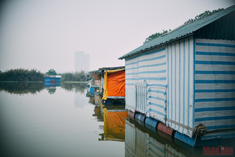 Những ngày cận Tết ở “xóm nhà phao” -0