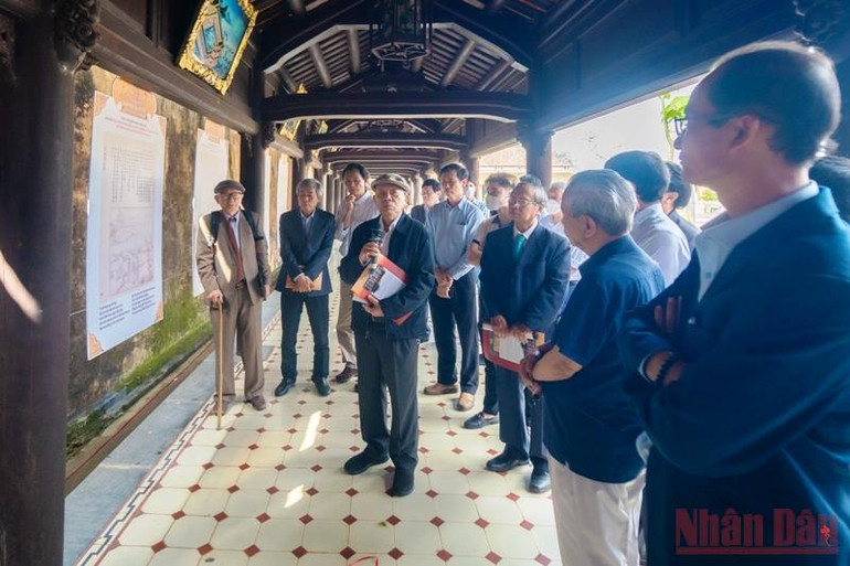 Các đại biểu tham quan triển lãm “Bản Kiều chép tay của Hoàng gia triều Nguyễn”. Triển lãm bản Kiều chép tay của Hoàng gia triều Nguyễn tại Đại nội Huế -0