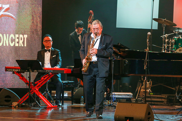 Nghệ sĩ Quyền Văn Minh trong đêm diễn. Tuấn Nam thăng hoa trong đêm nhạc jazz tại Hà Nội -0
