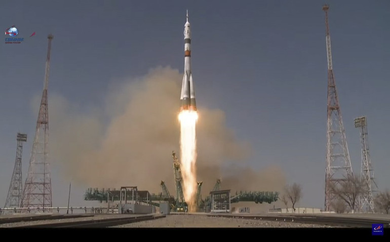 Ảnh cắt từ video do Cơ quan Vũ trụ Roscosmos công bố: tên lửa đẩy Soyuz-2.1a đã phóng thành công tàu vũ trụ Soyuz MS-18 chở phi hành đoàn ba người lên Trạm vũ trụ quốc tế ngày 9-4. Ba nhà du hành vũ trụ Mỹ và Nga cập bến Trạm vũ trụ quốc tế -0