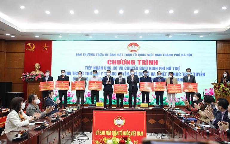 Hà Nội tiếp nhận và chuyển giao nhiều trang, thiết bị&nbsp;hỗ trợ công tác phòng, chống dịch -0