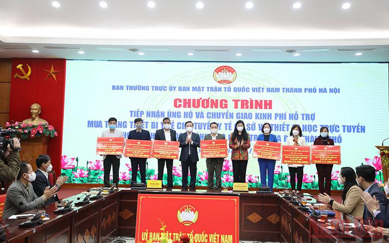 Hà Nội tiếp nhận và chuyển giao nhiều trang, thiết bị&nbsp;hỗ trợ công tác phòng, chống dịch -1