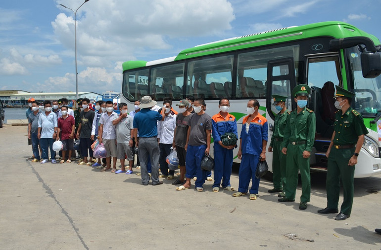 Bình Thuận đưa 25 ngư dân trên tàu cá bị nạn về quê -0