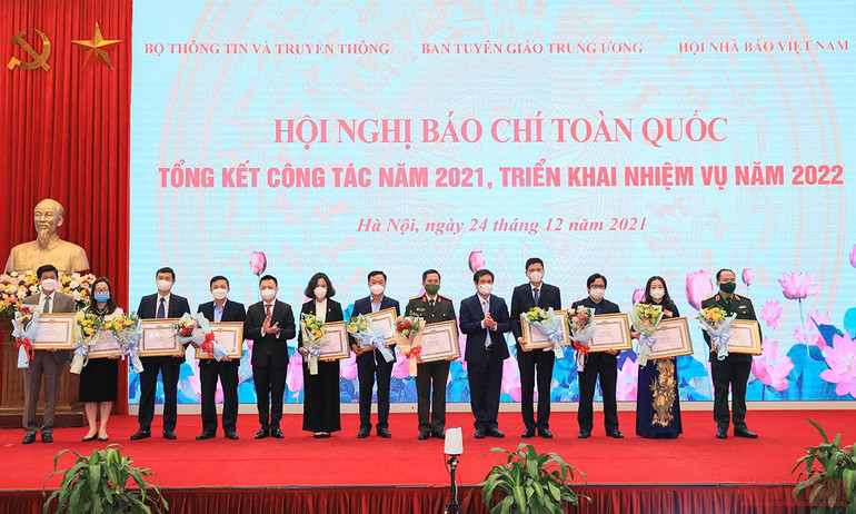 Các đơn vị nhận bằng khen của Ban Tuyên giáo Trung ương vì đã có thành tích xuất sắc trong thông tin, tuyên truyền thực hiện nhiệm vụ chính trị năm 2021. (Ảnh: Thành Đạt) Hội nghị báo chí toàn quốc tổng kết năm 2021, triển khai nhiệm vụ năm 2022. -0