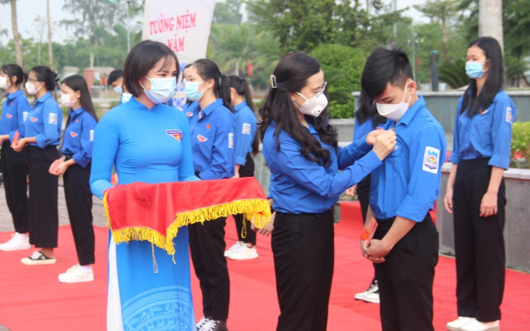 Đại diện lãnh đạo Trung ương Đoàn trao Huy hiệu Đoàn cho 20 bạn đoàn viên tiêu biểu, đại diện cho Lớp đoàn viên Lý Tự Trọng của tỉnh Hà Tĩnh. Tinh thần Lý tự Trọng - Khát vọng của thanh niên -0