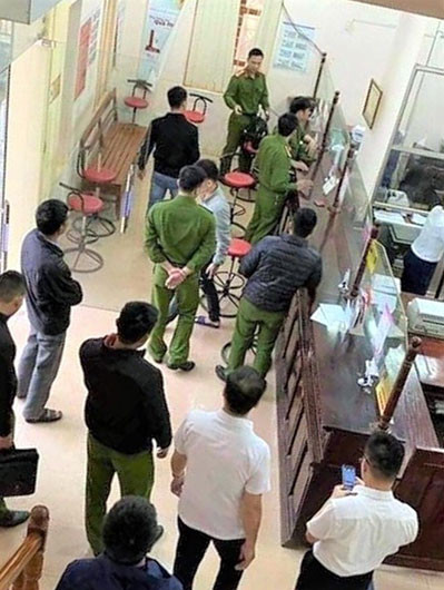 Lực lượng chức năng có mặt điều tra ngay sau khi vụ cướp xảy ra. Bắt đối tượng trong vụ cướp ngân hàng ở Hòa Bình -0