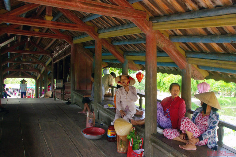 [Ảnh so sánh]: Cầu ngói Thanh Toàn trước và sau trùng tu, tôn tạo -0