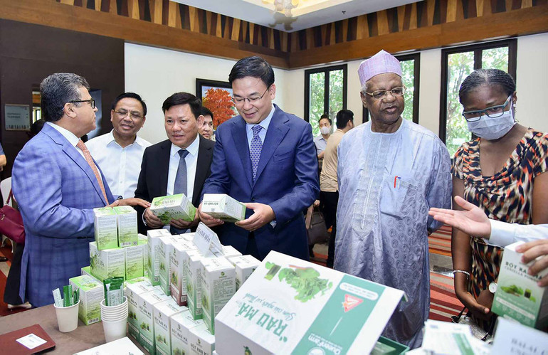 Các đại biểu tham quan các gian hàng tại sự kiện. Phát huy các nguồn lực quốc tế để phát triển ngành halal Việt Nam -0