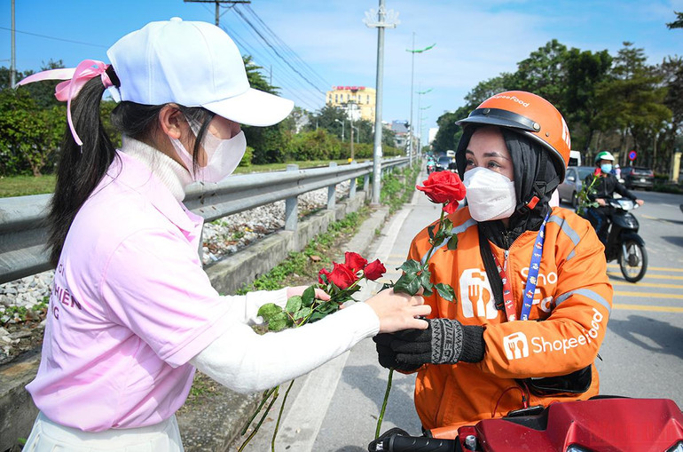 Thị trường quà tặng Valentine 2022: Đa dạng sản phẩm, mua sắm online lên ngôi -0