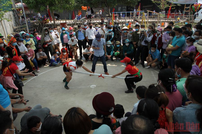 Ngoài ra, bà con còn thi tài ở một số môn thể thao truyền thống như đẩy gậy, tung còn, tó má lẹ… Về Lai Châu vui hội té nước, gội đầu -0
