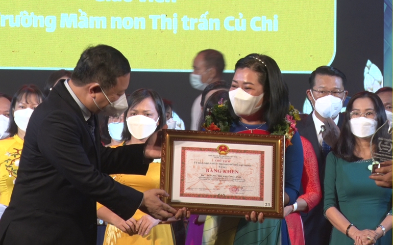 Phó Chủ tịch UBND Thành phố Hồ Chí Minh Dương Anh Đức trao danh hiệu cho thầy, cô giáo. TP Hồ Chí Minh vinh danh Nhà giáo ưu tú, thầy cô giáo đạt giải thưởng Võ Trường Toản -0