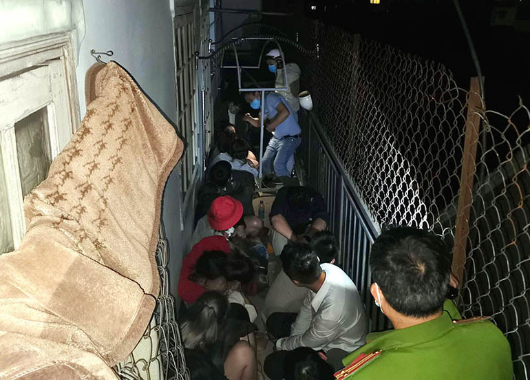 Bất chấp lệnh cấm, hơn 40 người tụ tập hát karaoke giữa mùa dịch -1