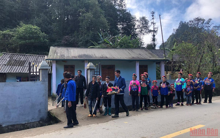 Vui nhộn lễ quét ma của người Phù Lá -0